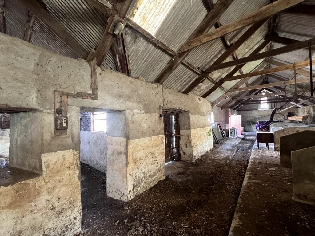 10 Tie Cow Shed