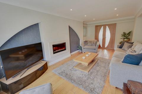 4 bedroom detached house for sale, Kirklees Garth, Farsley, Pudsey, West Yorkshire, LS28