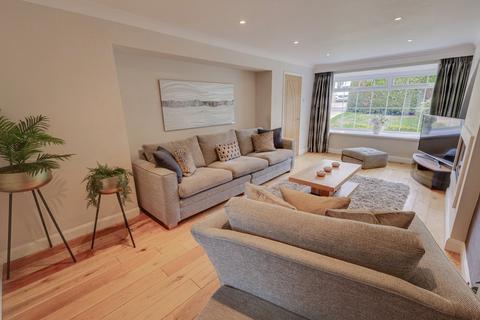 4 bedroom detached house for sale, Kirklees Garth, Farsley, Pudsey, West Yorkshire, LS28