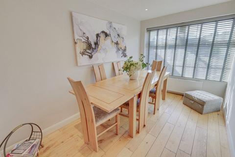 4 bedroom detached house for sale, Kirklees Garth, Farsley, Pudsey, West Yorkshire, LS28