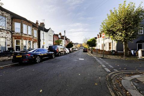 4 bedroom terraced house to rent, NW2