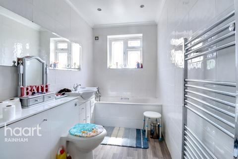 16, Kent View Wennington Road, Wennington, Rainham, RM13 9DT