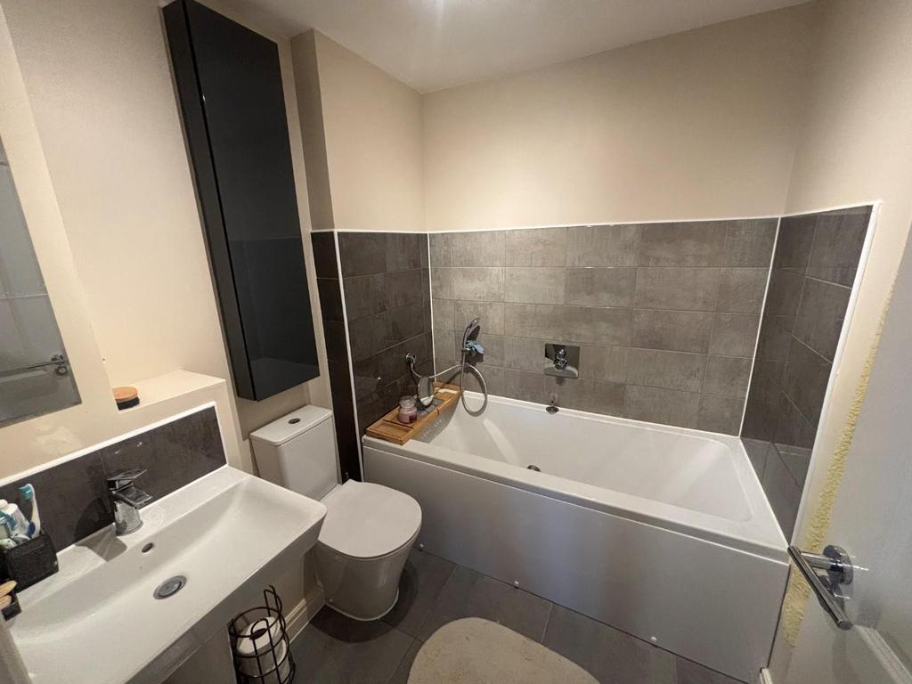 Bathroom 1.jpg