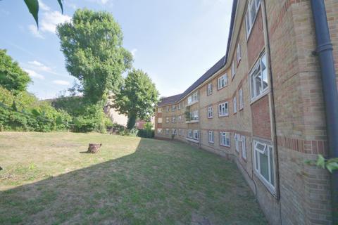 2 bedroom flat to rent, Chelmsford Road, N14