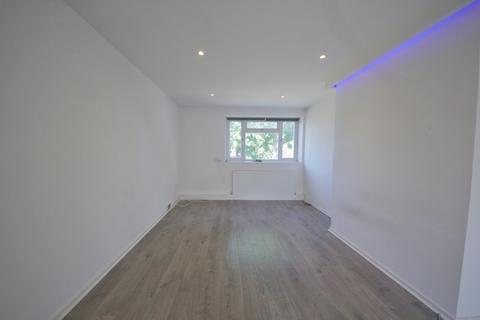 2 bedroom flat to rent, Chelmsford Road, N14