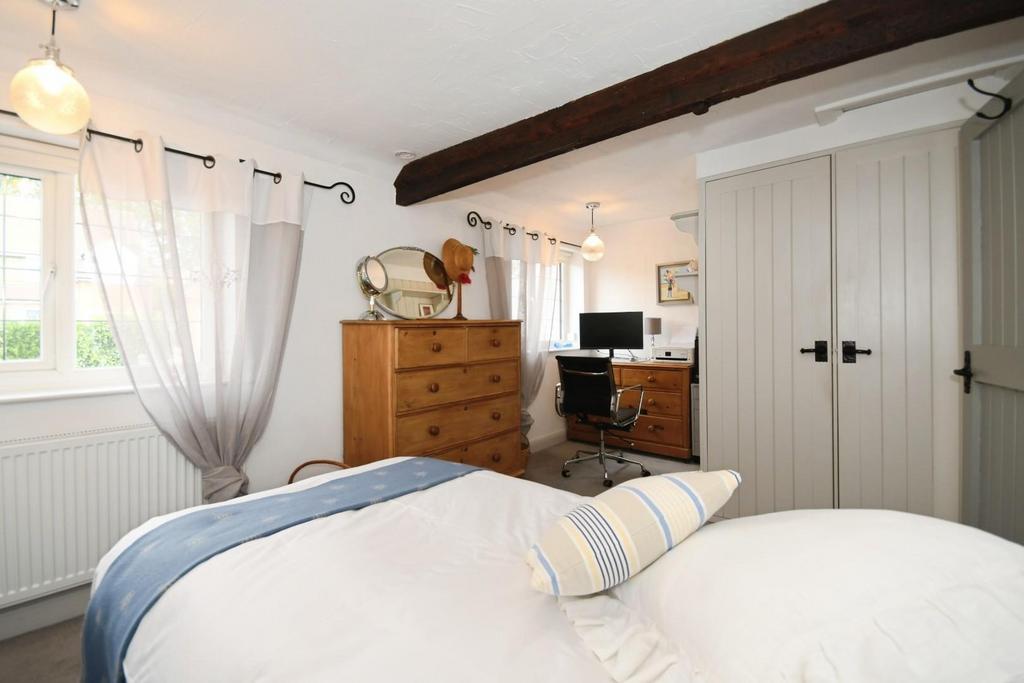 BEDROOM 1 02.jpg
