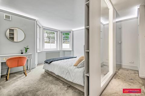 3 bedroom flat to rent, Strathmore Gardens, London, W8