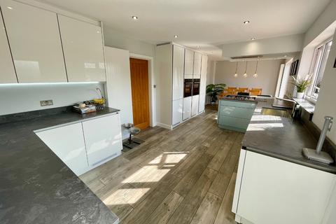 undefined, Lippitts Hill, Luton, Bedfordshire, LU2 7YN