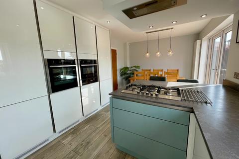 undefined, Lippitts Hill, Luton, Bedfordshire, LU2 7YN