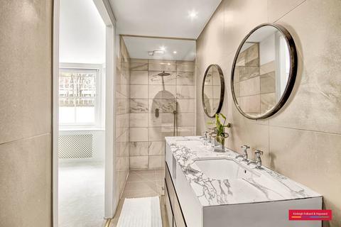 3 bedroom flat to rent, Strathmore Gardens, London, W8