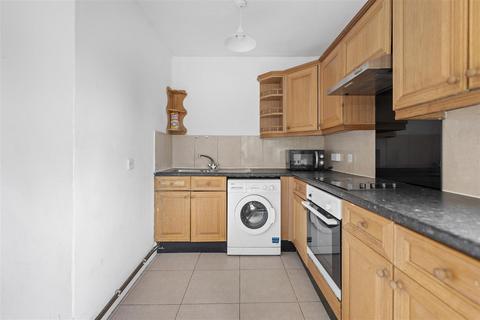 4 bedroom flat to rent, Exmoor House, Gernon Road, London