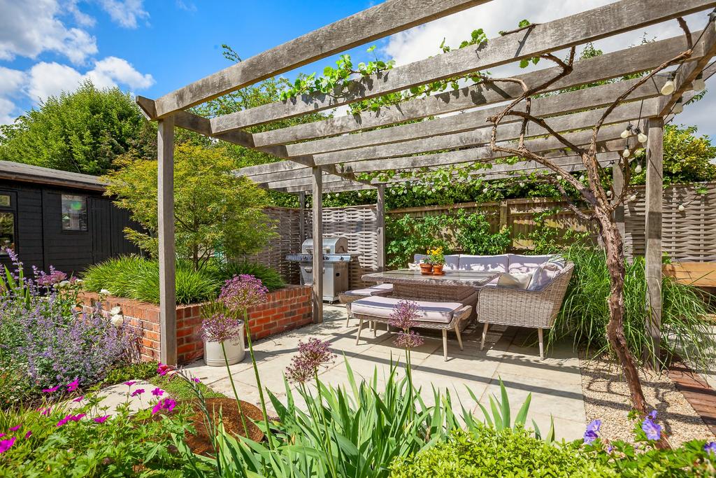 Patio/Bbq Area