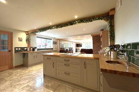 4 bedroom detached house for sale, Vale View, Thornton Road, South Kelsey