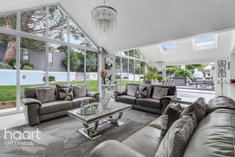 4 bedroom bungalow for sale, The Glen, Minster on sea