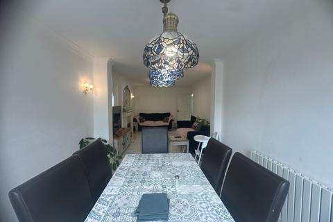4 bedroom terraced house to rent, Dee Way,  Romford, RM1