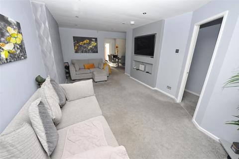 16 The Gateways, Wyke, Bradford, BD12 8DG