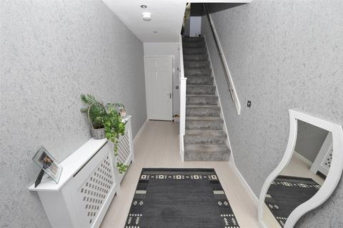 16 The Gateways, Wyke, Bradford, BD12 8DG