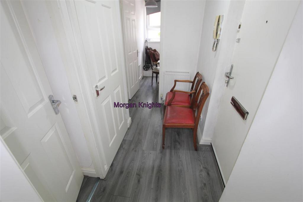 Entrance/Hallway: