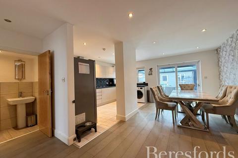 64 Lakeside, Rainham, RM13 9SW