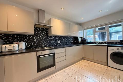 64 Lakeside, Rainham, RM13 9SW