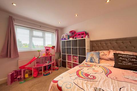64 Lakeside, Rainham, RM13 9SW