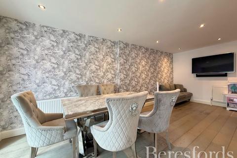 64 Lakeside, Rainham, RM13 9SW