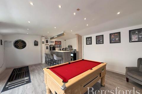 64 Lakeside, Rainham, RM13 9SW