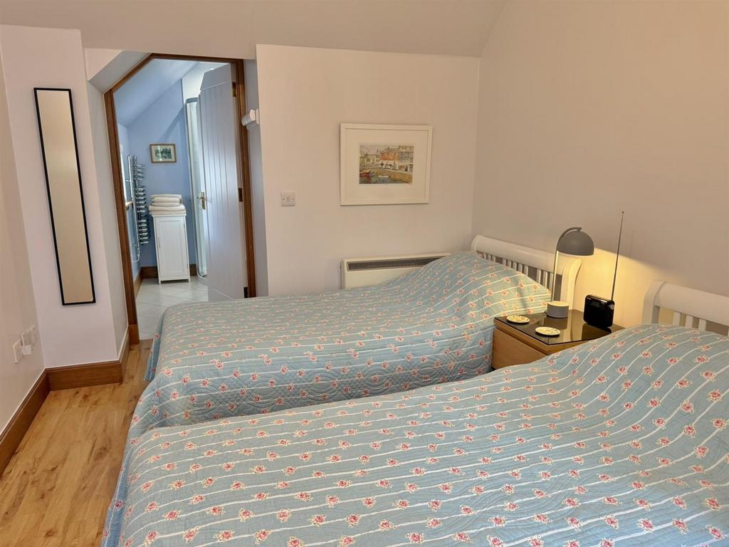 Little Wellingtonia bedroom to ensuite