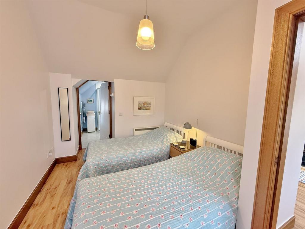 Little Wellingtonia bedroom to ensuite