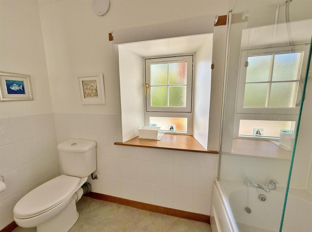 Wellingtonia Bathroom