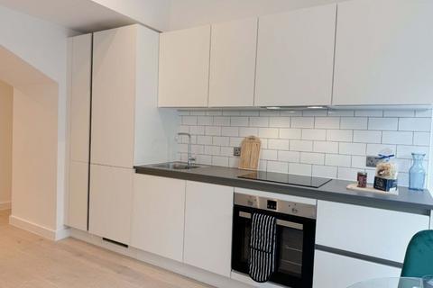 Studio to rent, Great West Road
