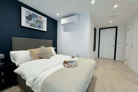 Studio to rent, Great West Road
