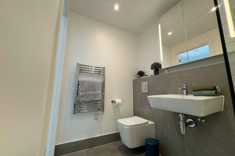 Studio to rent, Great West Road