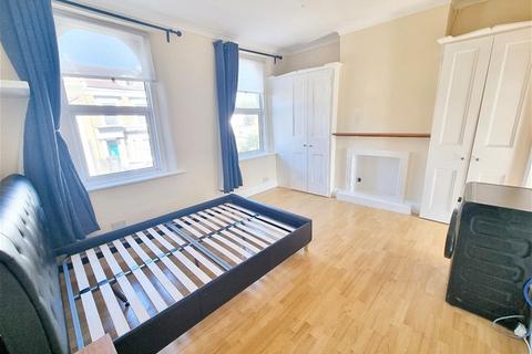 Studio to rent, Langthorne Road, Leytonstone