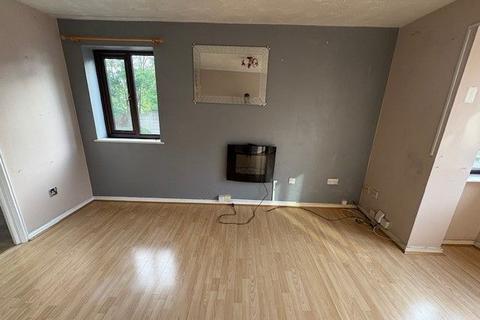 2 bedroom flat to rent, Petunia Court, Luton