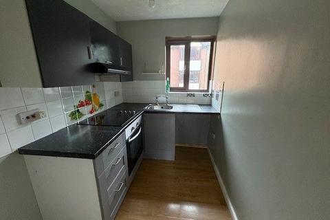 2 bedroom flat to rent, Petunia Court, Luton