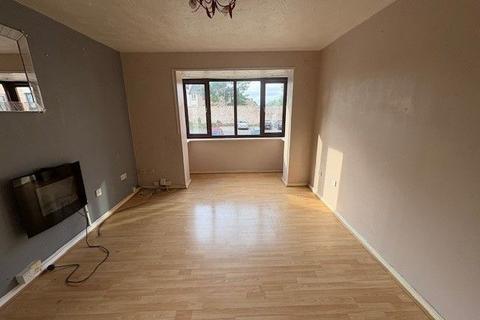 2 bedroom flat to rent, Petunia Court, Luton