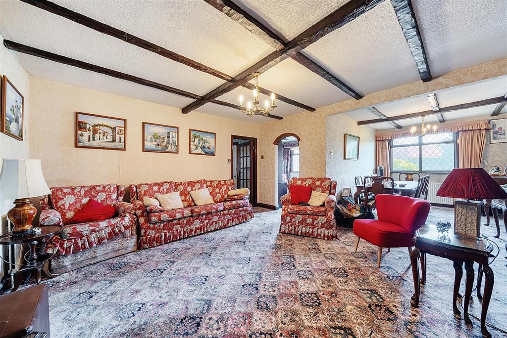 Lounge/Dining Room: