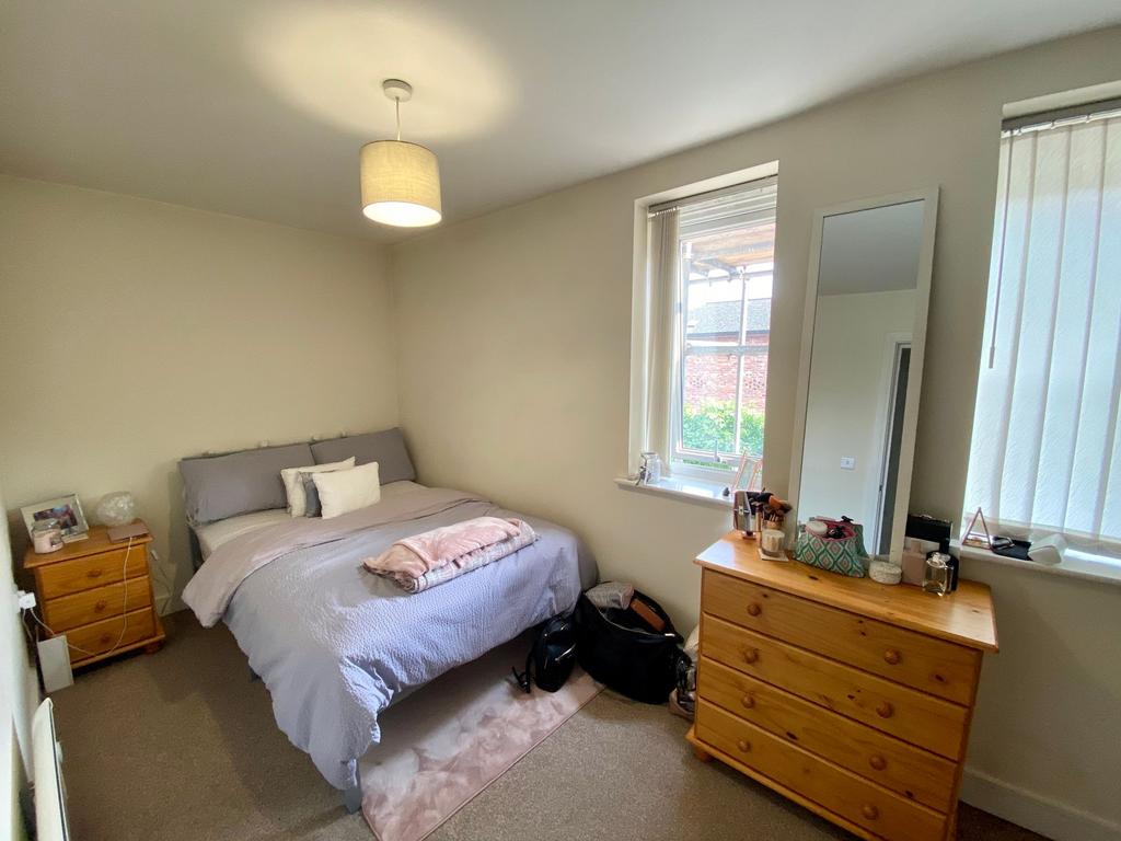 Bedroom (middle)