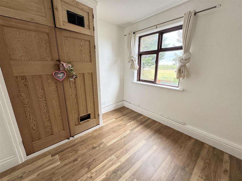 Bedroom (rear)