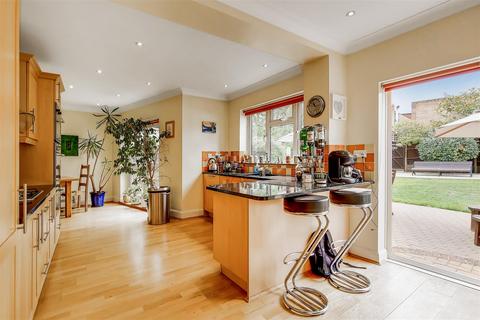 19 Dukes Way, West Wickham, BR4 9AU