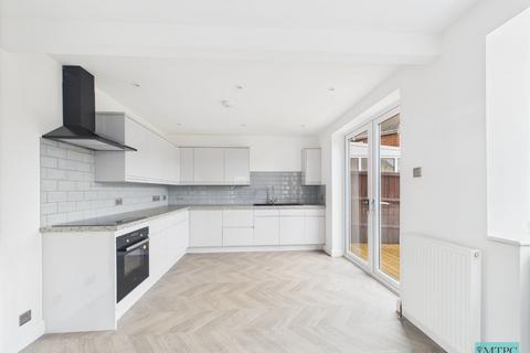 3 bedroom semi-detached house to rent, Reighton Drive, York