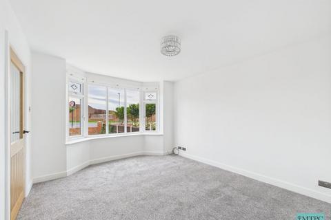 3 bedroom semi-detached house to rent, Reighton Drive, York