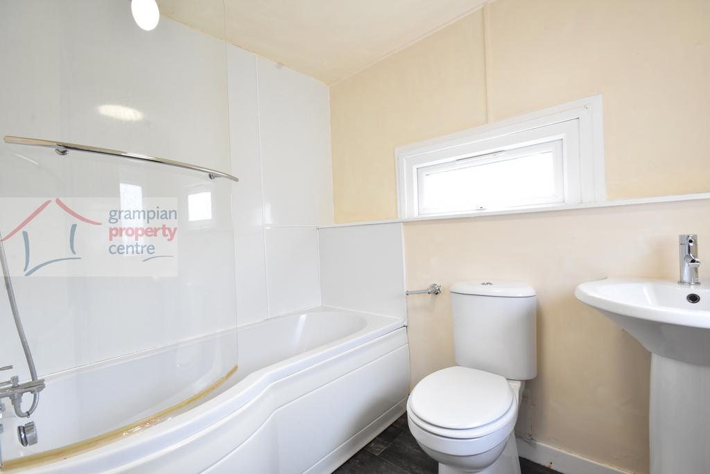 Bathroom (2).JPG