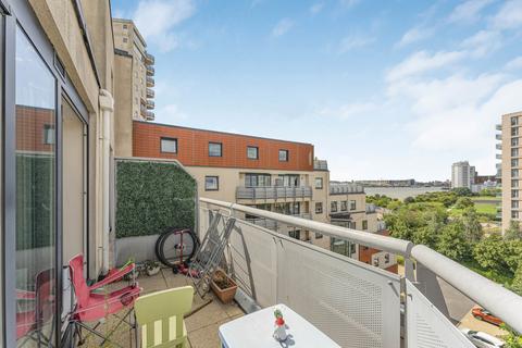 1 bedroom apartment for sale, Wards Wharf Approach, London, E16