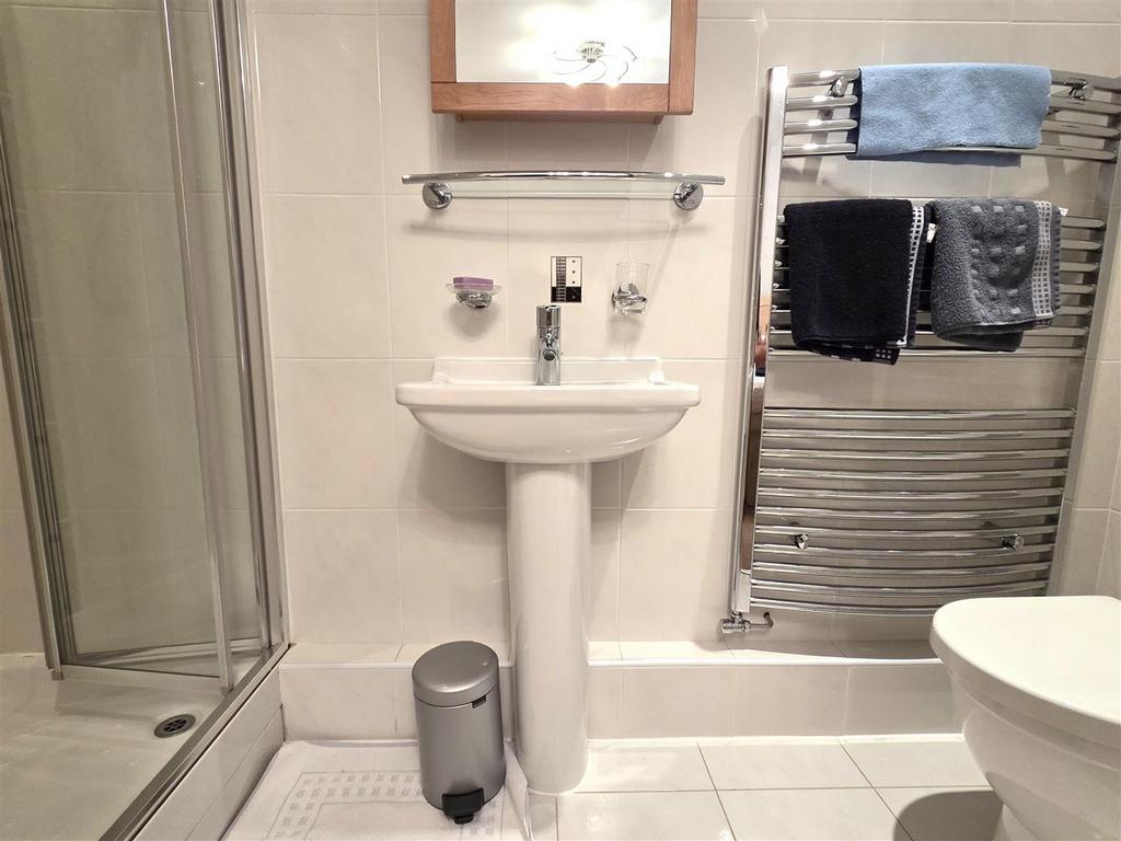 En suite shower room/wc