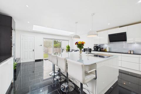 90 West Mead, Ruislip, HA4 0TN