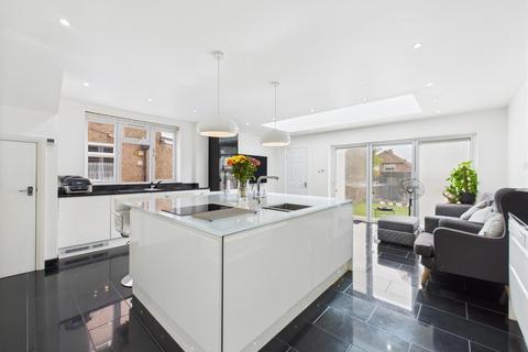 90 West Mead, Ruislip, HA4 0TN