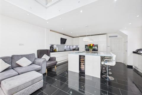 90 West Mead, Ruislip, HA4 0TN