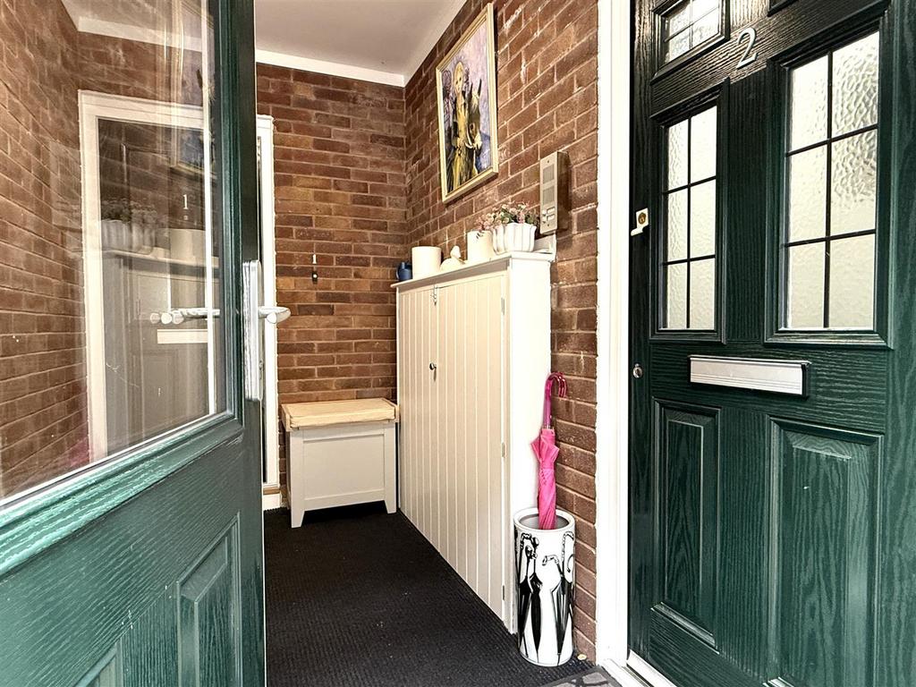 Side communal entrance
